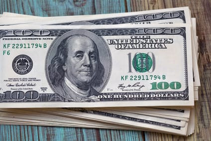 Fotolia: 161616437 - American dollars. Lot of money 100 dollar bills © Yuli